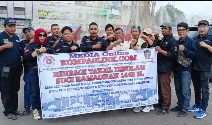 Bulan Suci Ramadhan Bulan Penuh Keberkahan,Keluarga Besar Media Online Kompaslink Berbagi Takjil